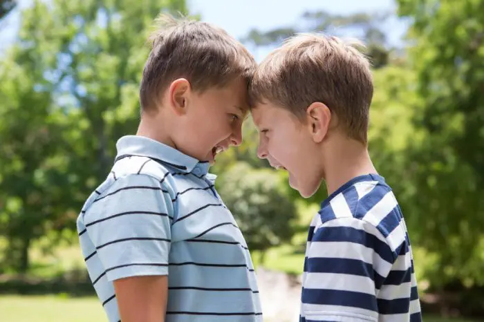 niño y niña peleando