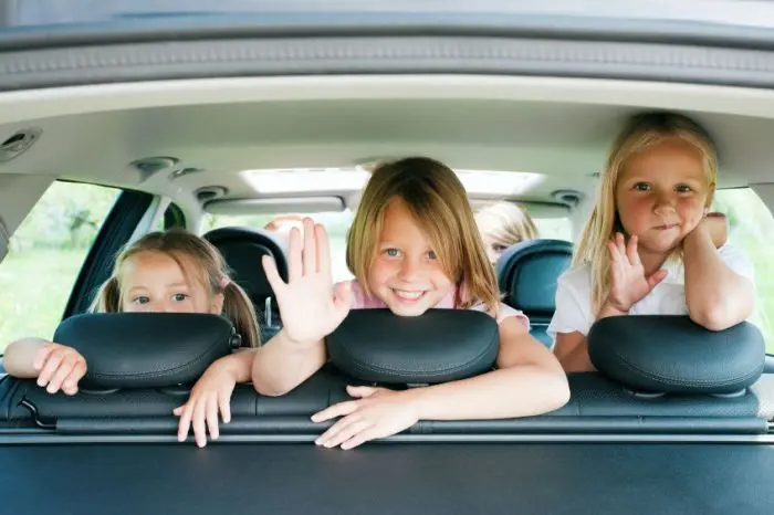Cómo viajar en carro con niños