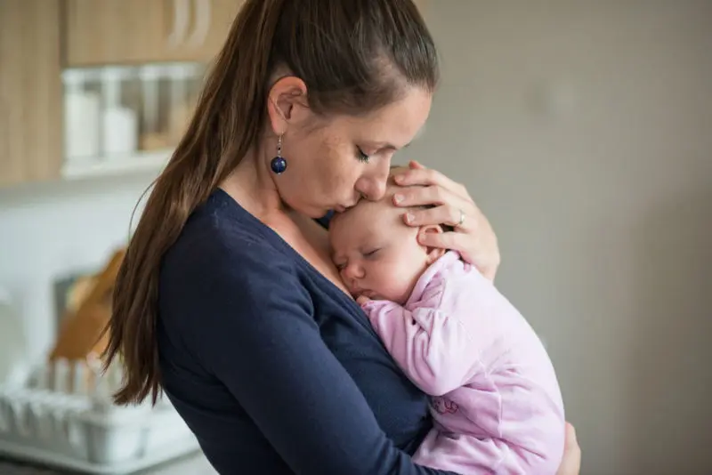 Sostener al bebé en brazos no hará que se malacostumbre Etapa Infantil