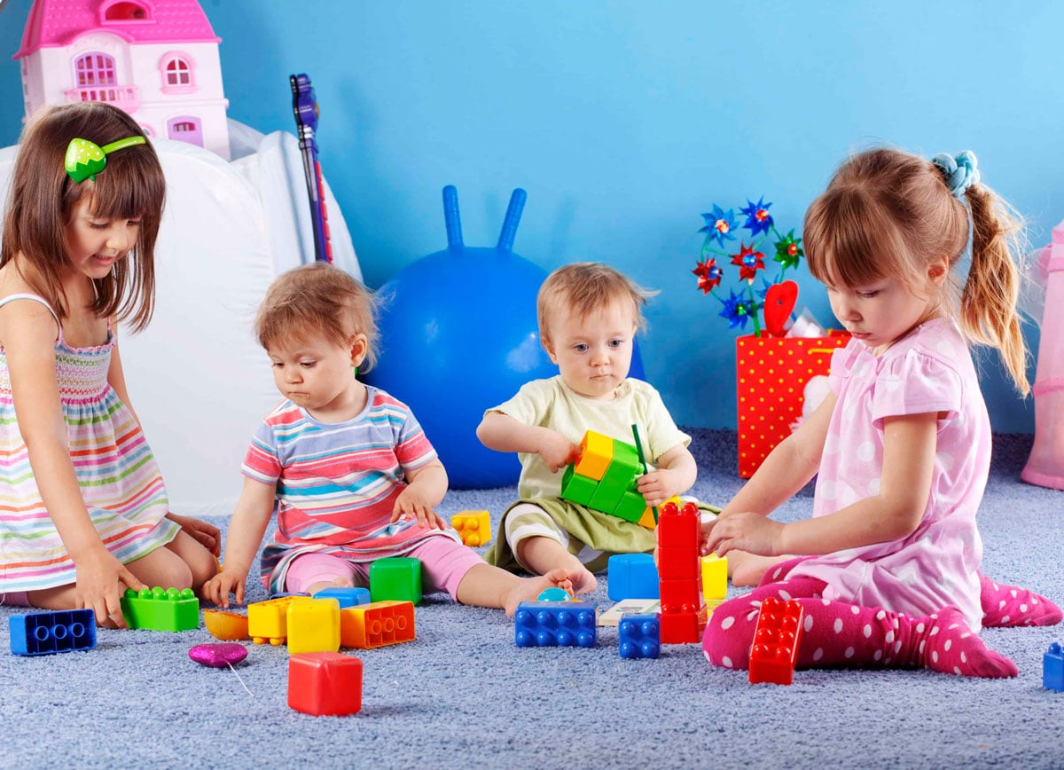 17 juguetes Montessori clasificados por edades para regalar a los niños