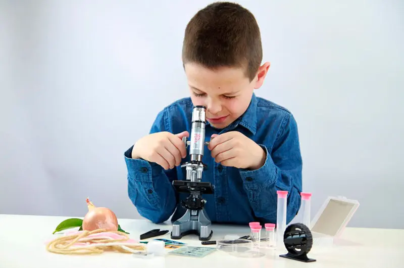 Objetos de microscopio para niños y aumento de observación de