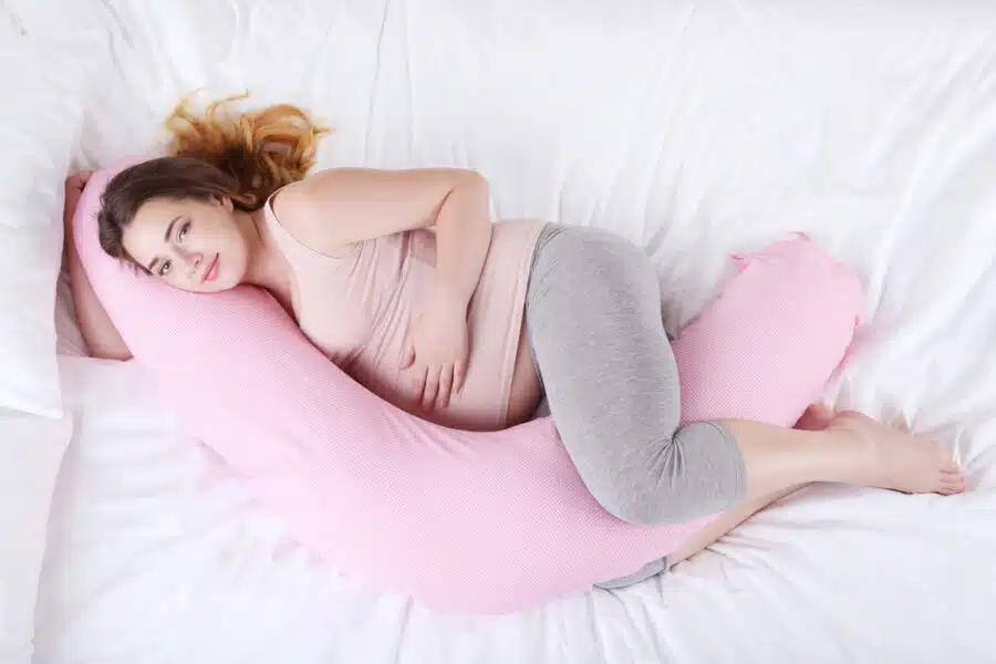 Las mejores almohadas para embarazadas para disfrutar de una noche de sueño  increíble - Etapa Infantil