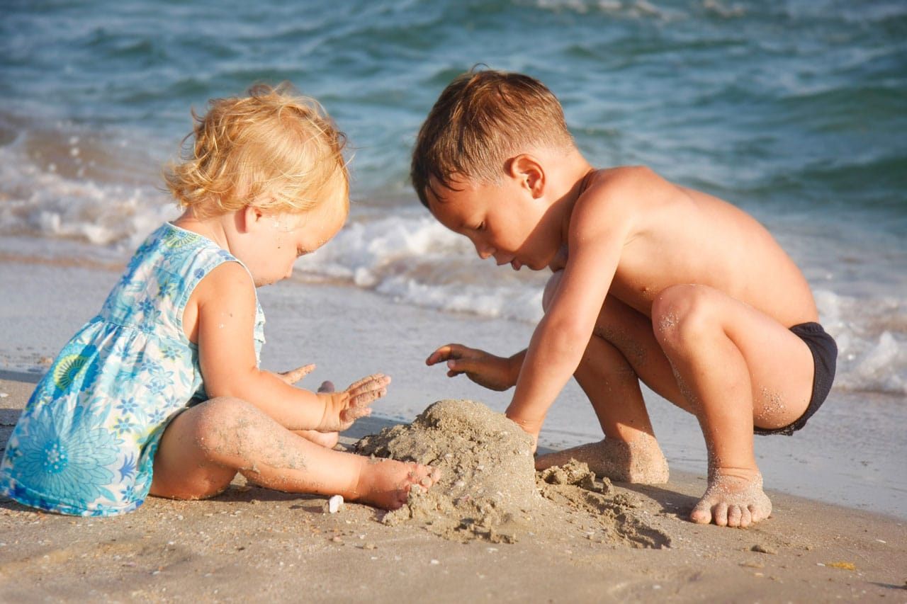 маленькие девочки и мальчики на пляже