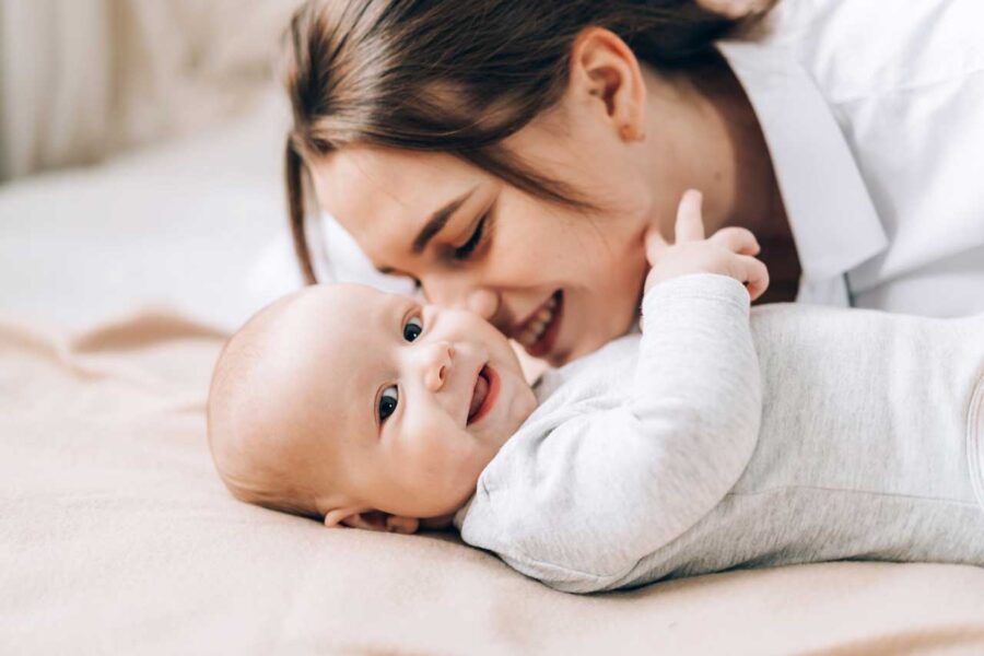 ¿Cómo puedes estimular el desarrollo cognitivo de un bebé en el primer año de vida?